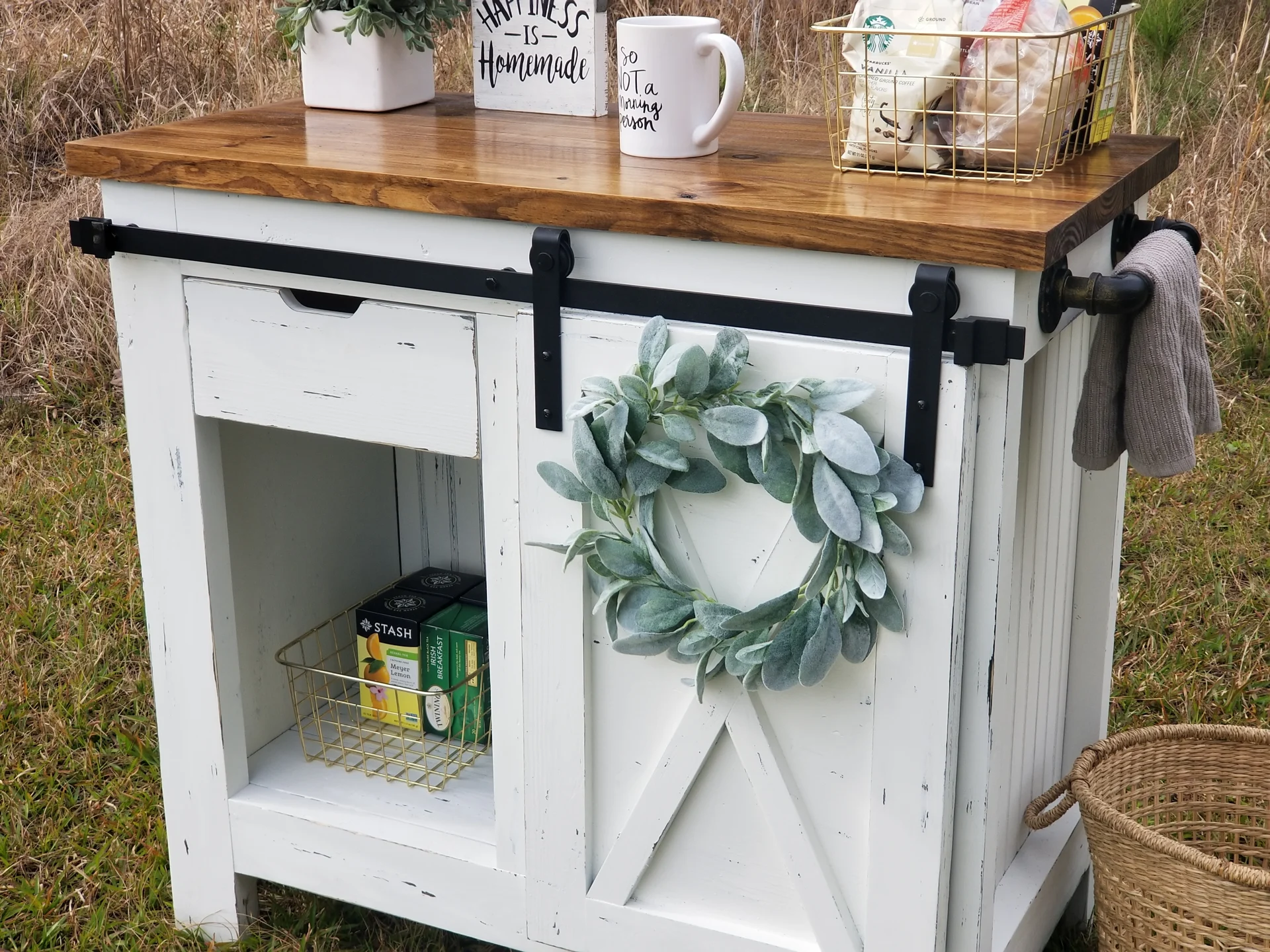 A little coffee bar with a sliding door — detail 1