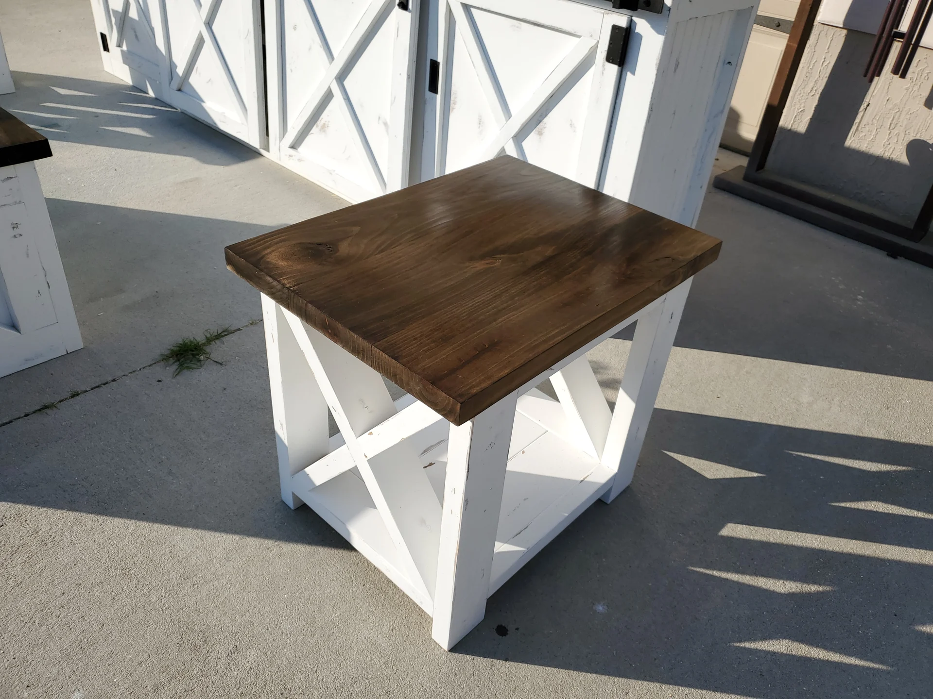 Small tables, a strong X detail — detail 1