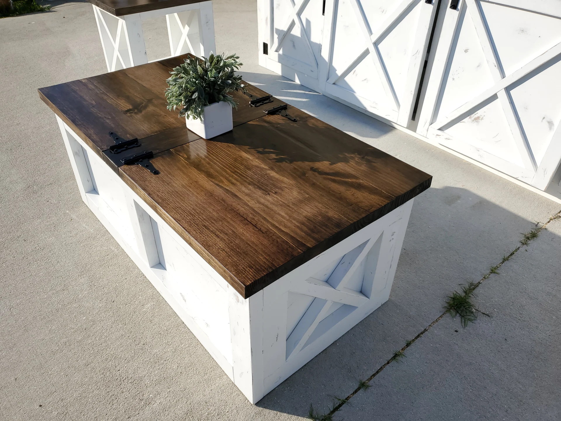 Small tables, a strong X detail
